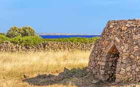 Apulische Landschaft mit den typischen "Pajare" - Foto: vololibero / stock.adobe.com
